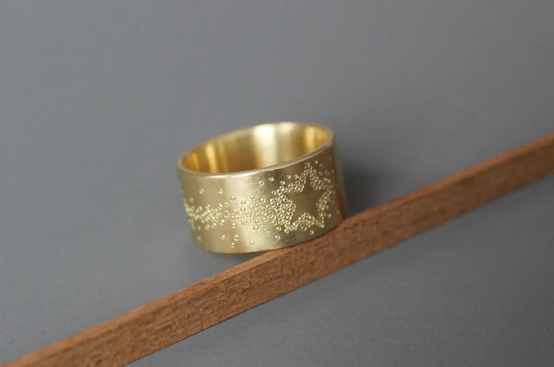 Women’s floral ring-wide golden band ring with shooting star design