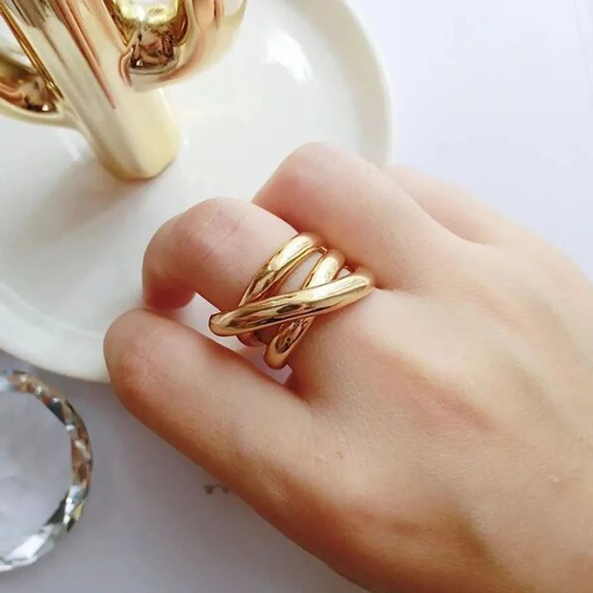 Women’s trendy ring-Glossy Simple Winding Ring Personalitycool Style Exquisite Copper Ring